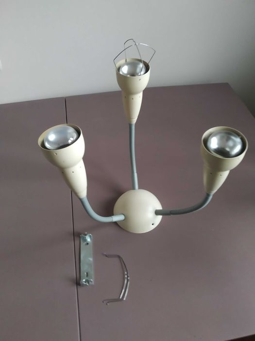 Lampa sufitową lub ścienna z trzema żarówkami E14 40W.