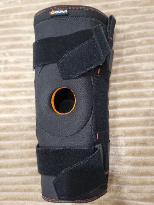 Joelheira ortopédica com estabilizadores laterais.