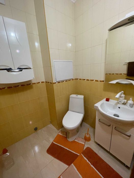 Продам великогабаритну трикімнатну квартиру. Центр. Закритий двір .