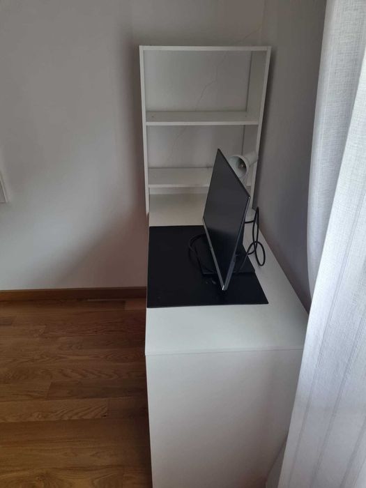 Secretária com Estantes e cadeira