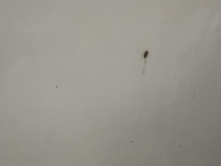 Тумба у ванну кімнату разом з умивальником і полотенцесушитель