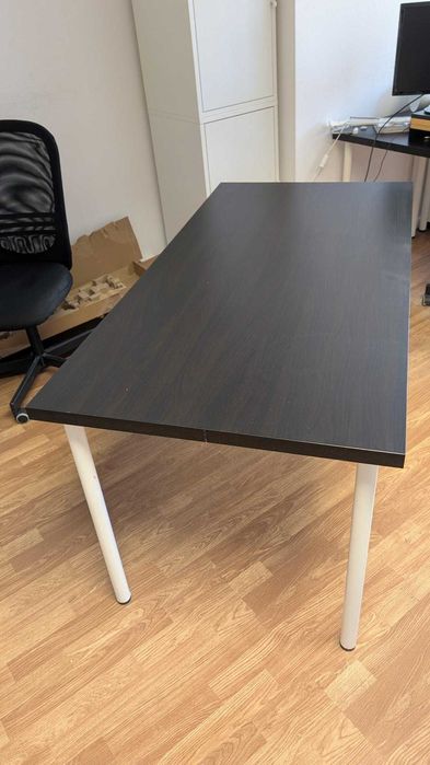 Mesa IKEA Linnmon Castanho Escuro + Pernas Adils Brancas 140cm x 60cm