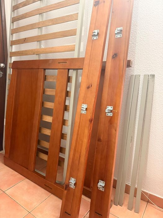 Vendo cama de solteiro de madeira maciça