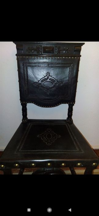 Louceiros e mesa com cadeiras