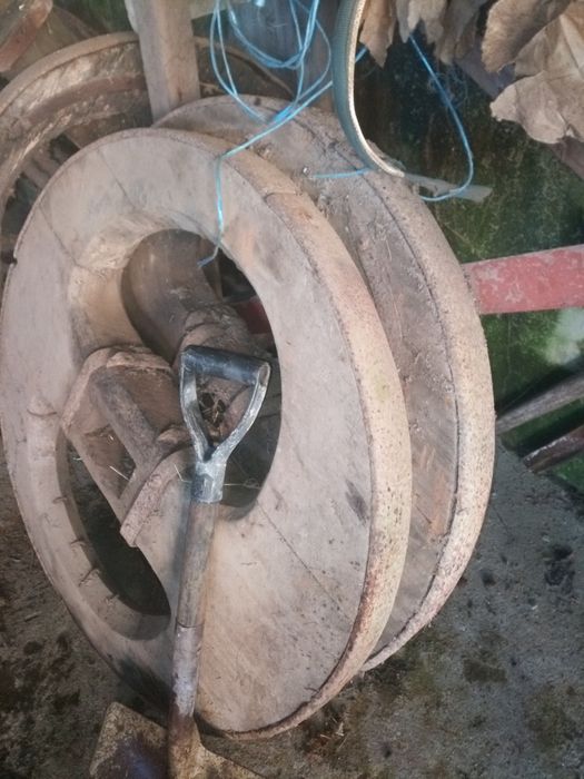 4 Rodas antigas de carro bois com eixos para mesas ou bancos de quinta