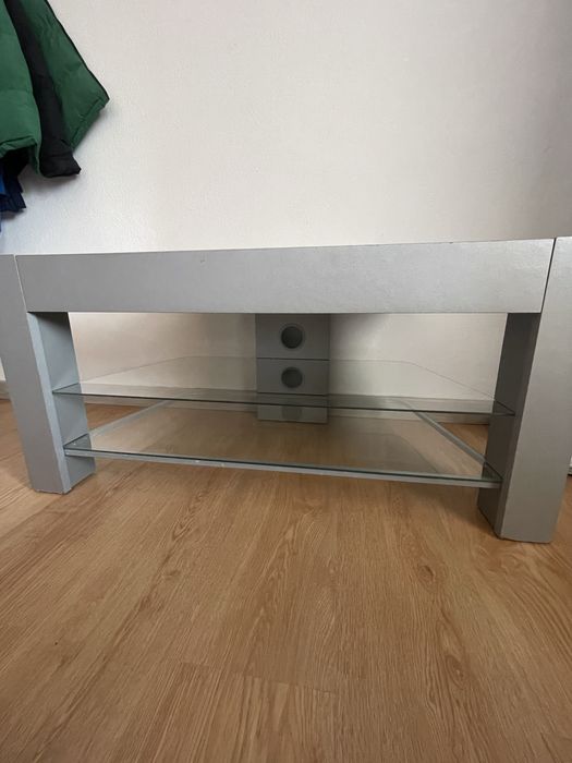 Mesa de TV Cinzenta com Prateleiras de Vidro - Moderna e Funcional!