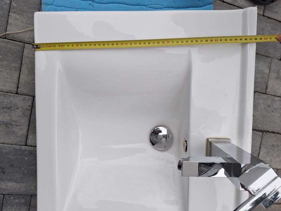 Umywalka z baterią.