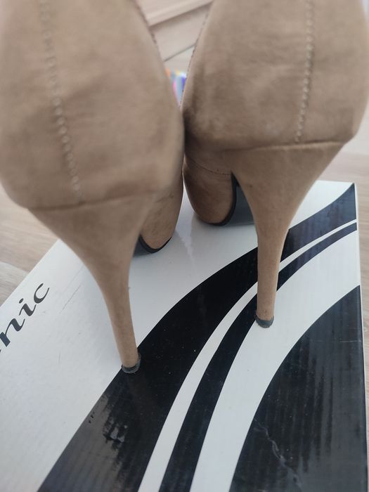 Szpilki damskie beżowe