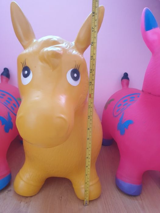 Burro saltitante amarelo