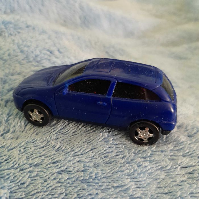 Машинка модель пластикова 1/43