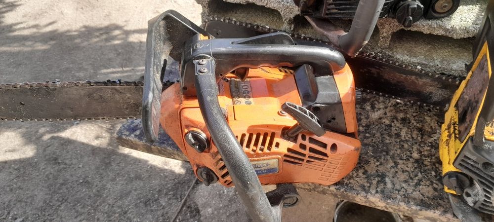 Motosserras varias a trabalhar