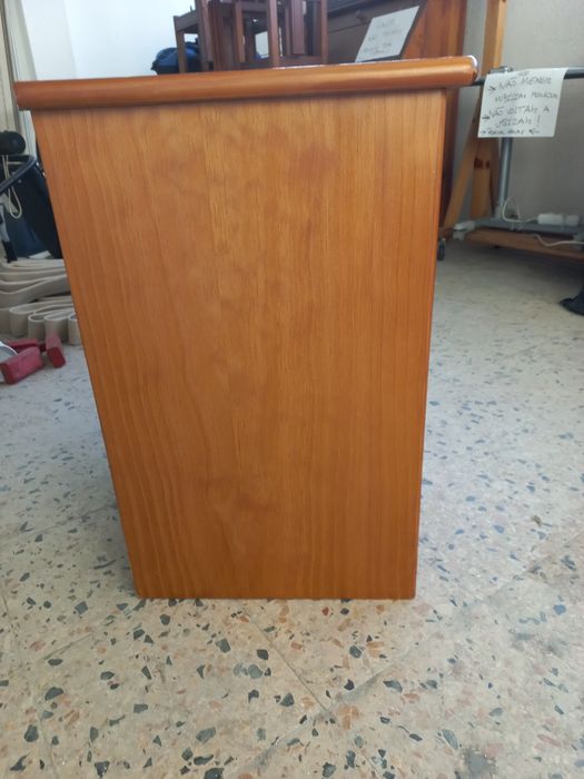 Mesa de cabeceira em madeira maciça