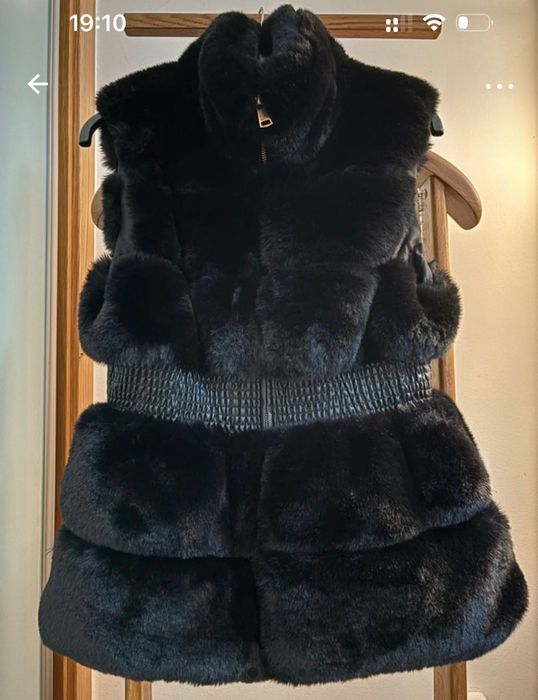 Colete pelo sintético preto