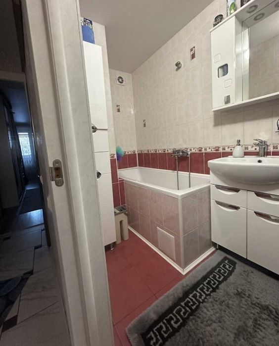 Продаж 2-к квартири в новобудові з власним паркомісцем. Техніка, меблі