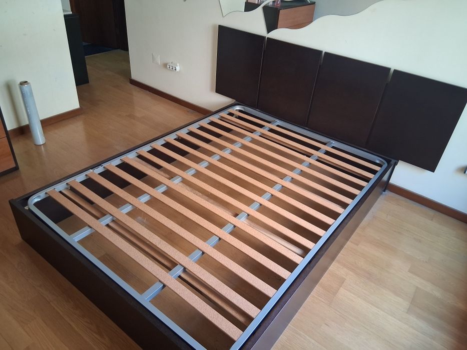 Cama 140x190 em wengue + 2 Mesas Cabeceira  + estrado