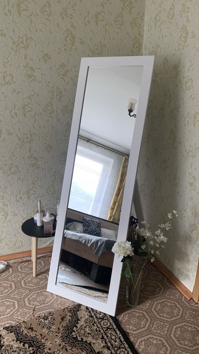 Дзеркало з ніжкою