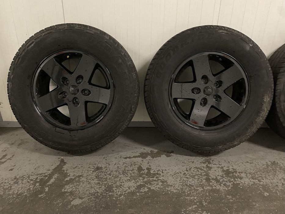 Conjunto 5 Jantes Originais JEEP R17 c/ Pneus Furação 5x127 como novas