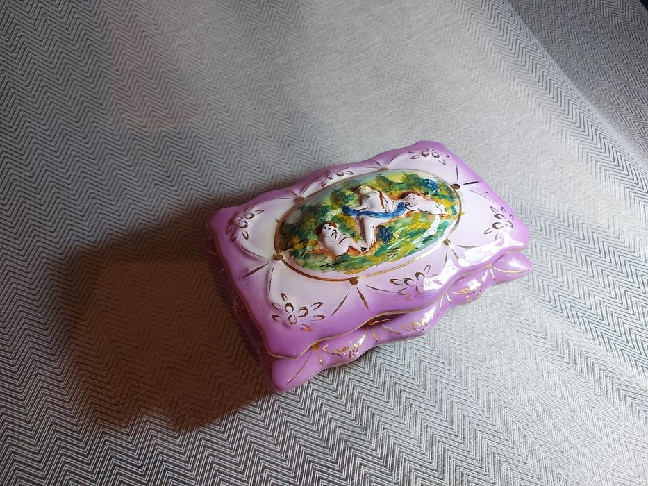 Caixinha de porcelana lilás antiga / Guarda joias antiga
