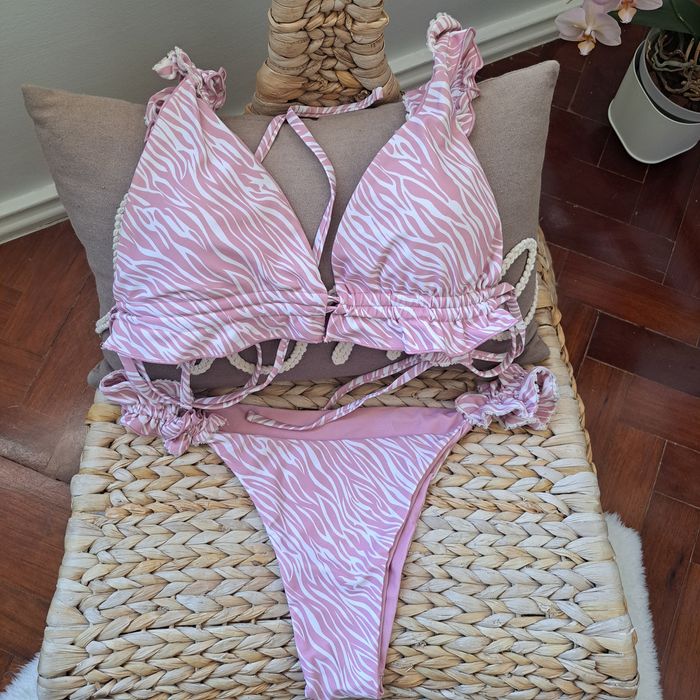 Bikinis L como novos padrões print animal e flores rosa