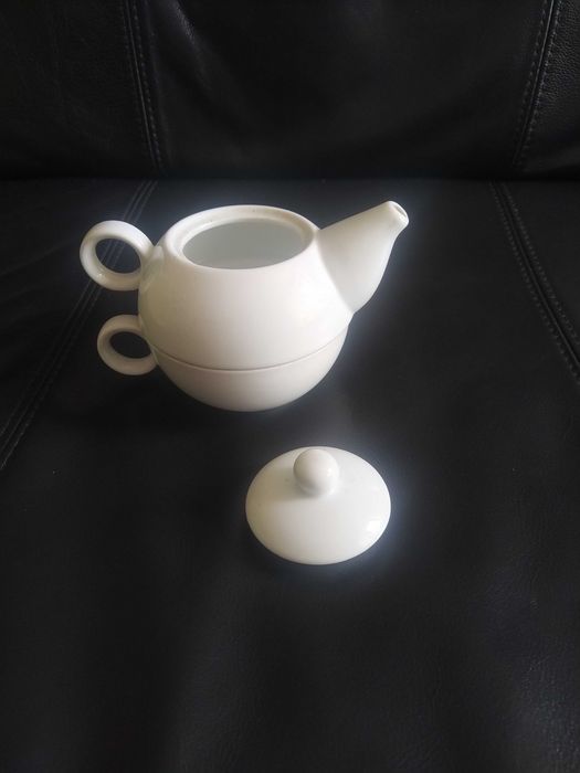 Conjunto de chá, chávena bule, em porcelana branca