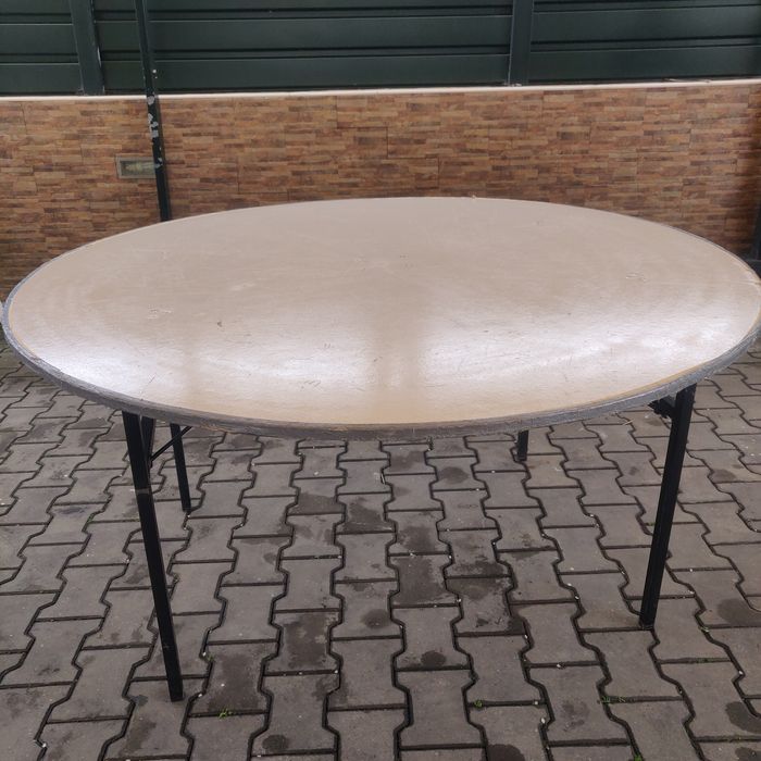 Round table with capacity for 10 people64740114860290121