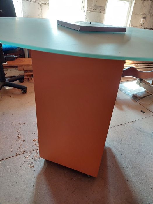 Stolik na kółkach ze szklanym bratem