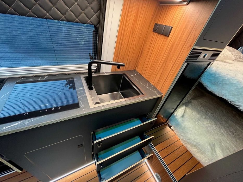 Zabudowa kempingowa busa kampera