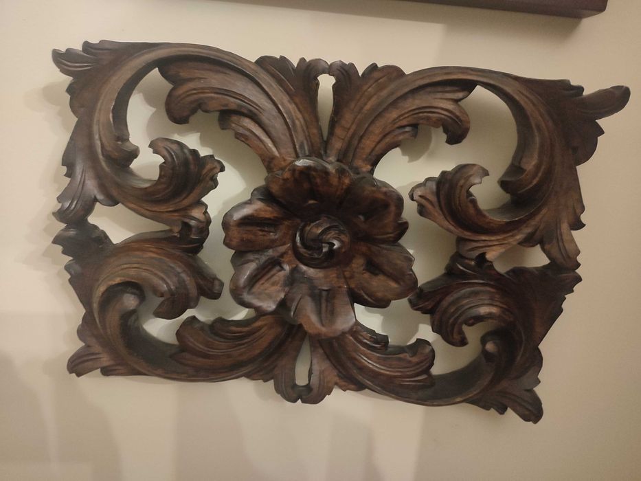 Talha rendada em madeira preparada para aplicação na parede