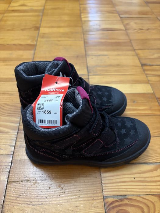 Нові ботинки на дівчинку