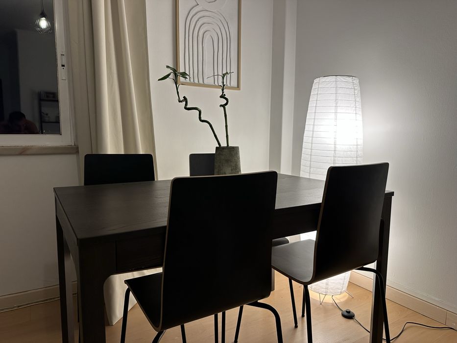 Mesa de jantar com 4 cadeiras