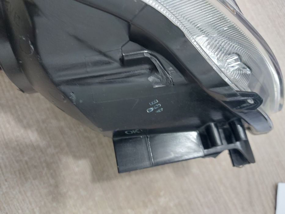 Продам левую фару Toyota Prius