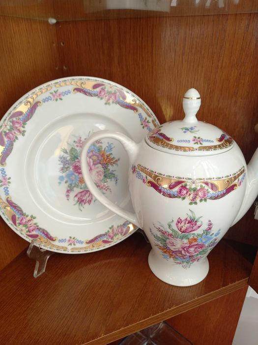 Vendo conjunto elegante de Bule e Prato em Porcelana Vizavi (estilo Limoges) e Vista Alegre