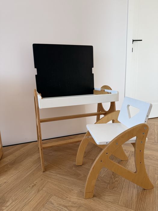 Дитячий стелаж та зростаючий стіл зі стільцем набір меблів