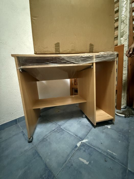 Secretária com rodas