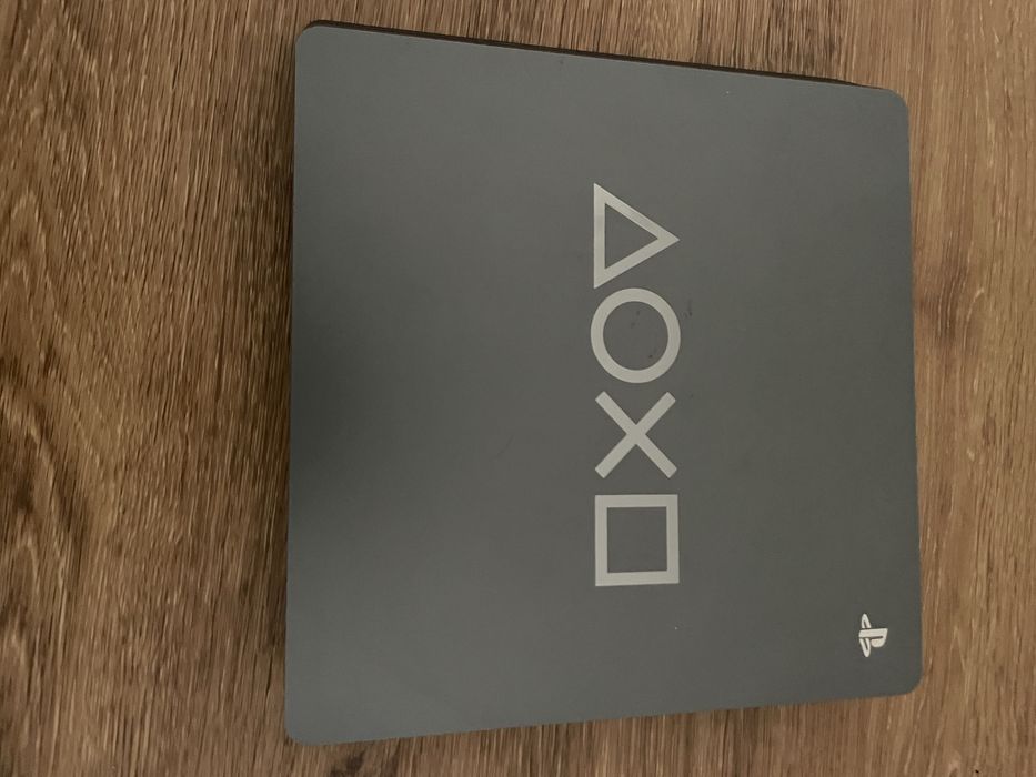 Playstation 4 ediçao especial usado com 2 contoles