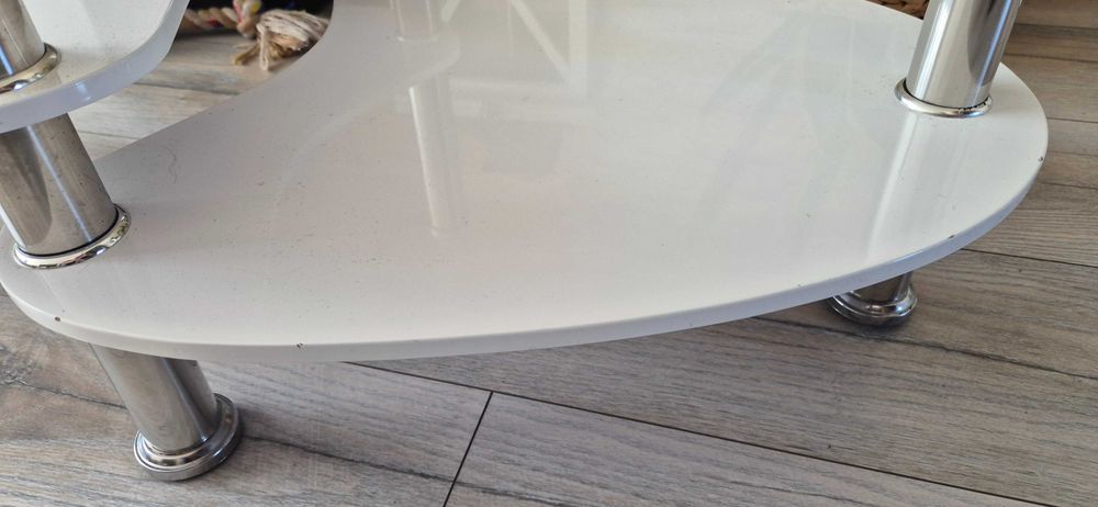 Stolik kawowy szklany z białymu półkami