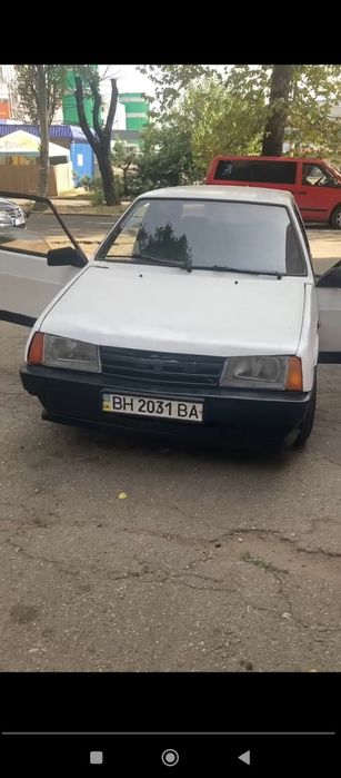 Продам авто 2108 . Все роботает, кожний день на ходу. Днище целое. По машинке роботает ровно, печка греет, вихлоп стоить не прямоток,  стартер, акума только заменил. Рульовая в норме. Колеса на 14. По тех.пас. торг присуствует. Возможен обмен. Тормаза задние дісковие . Знаходіться в очакове.   Новий карбератор, новоє ципленіє,  замена нового антіфрізу