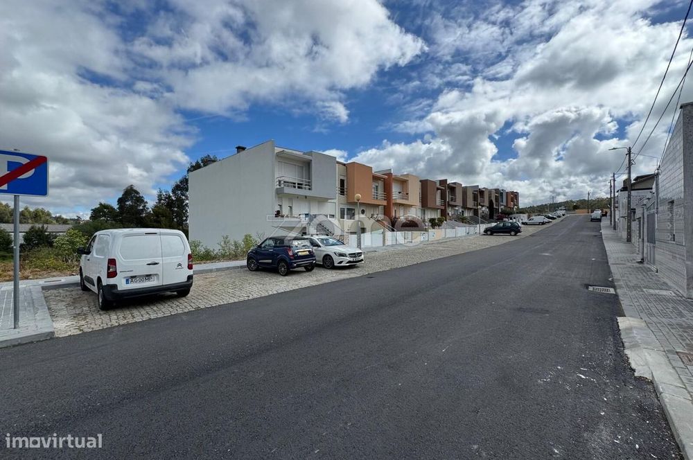 Lote de terreno, para construção de moradia, em Santa Maria de Lamas