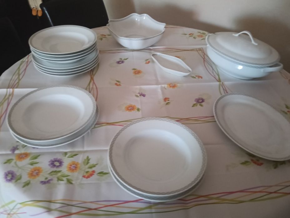 Conjunto de pratos de porcelana