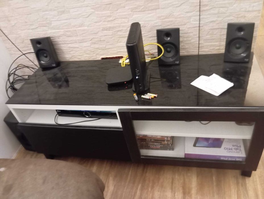 Móvel de sala preto da IKEA com vidro por sima