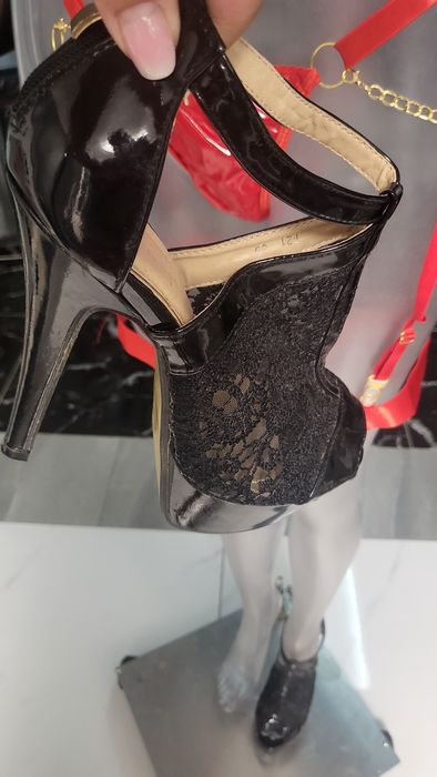 Buty koronka.lakierowane.
