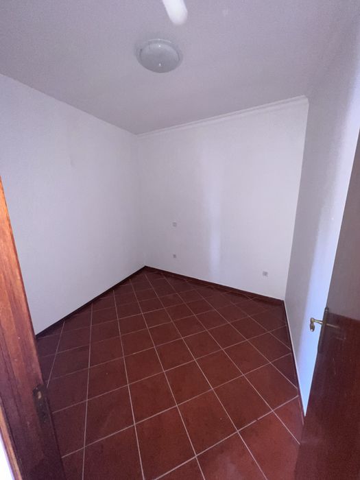 Alugo Casa T2 ( Ler Descrição)