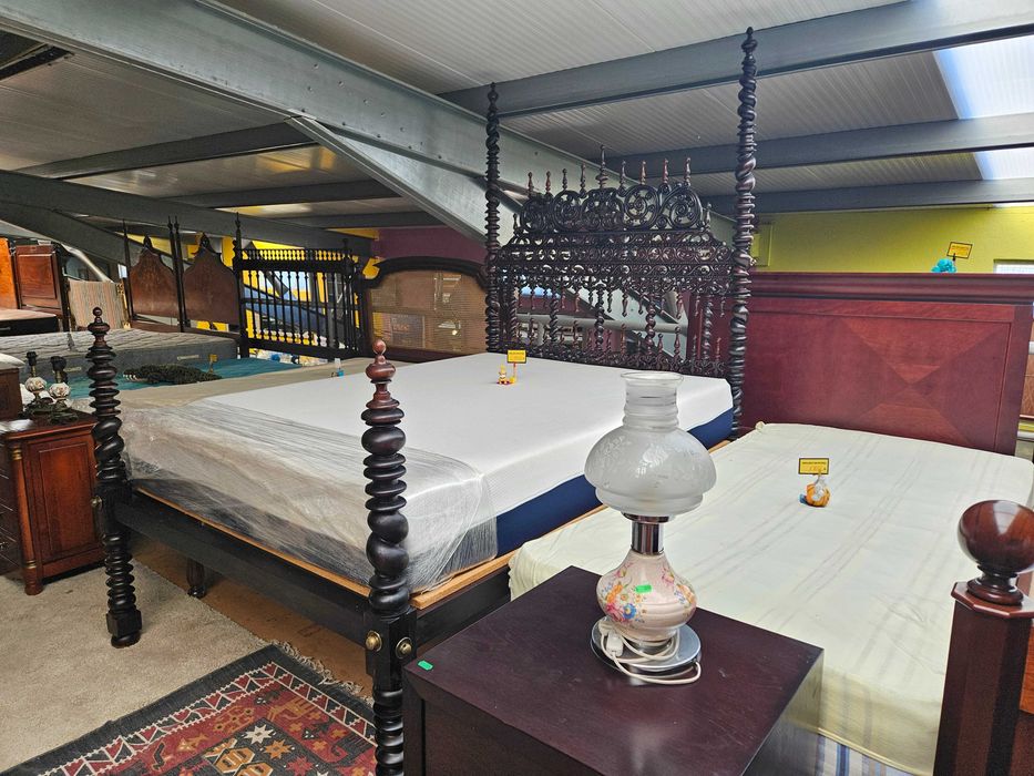 Lindíssima cama antiga de bilros, com estrado e colchão - óptimo estado geral