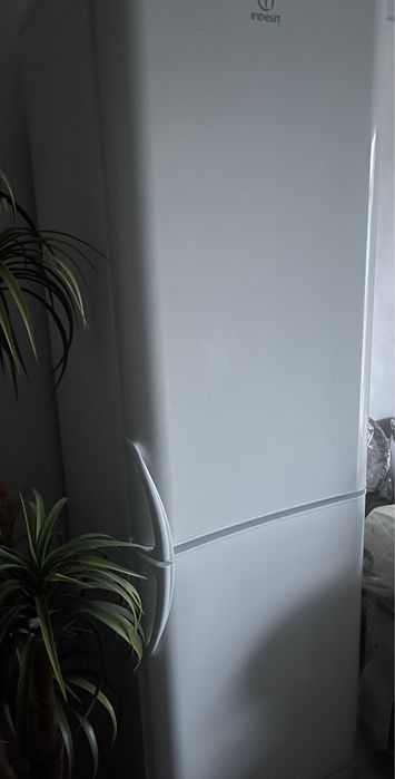 Холодильник  Indesit