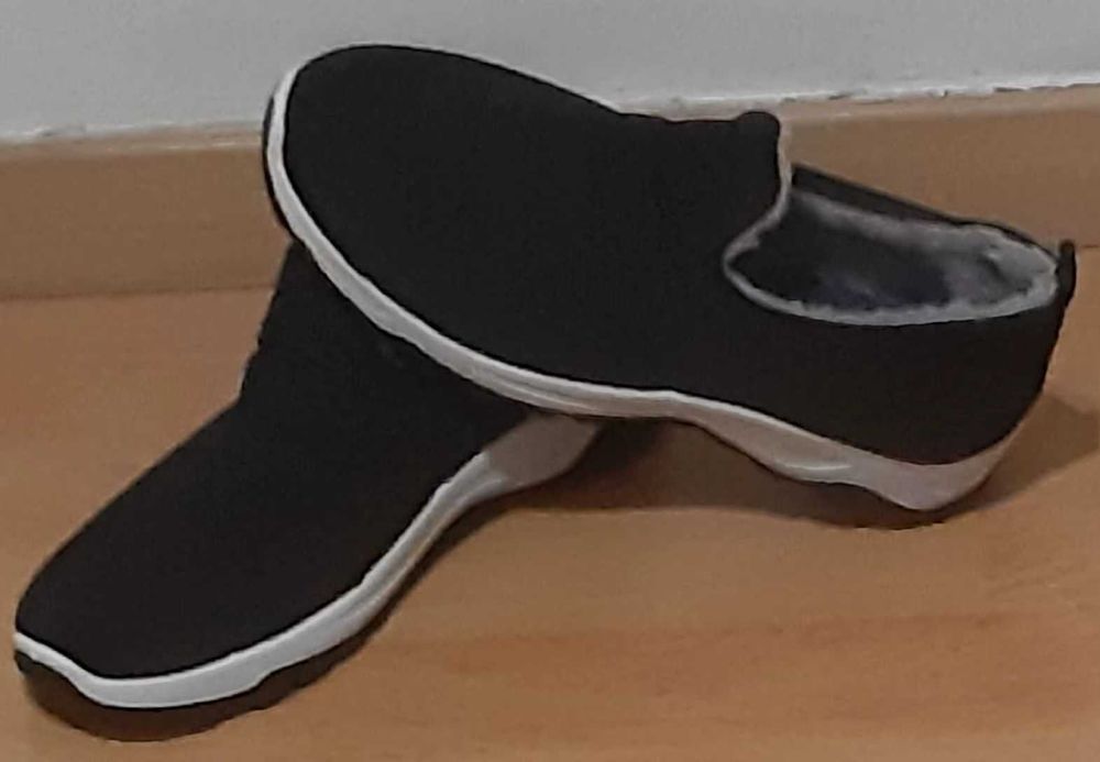 Зимние кроссовки чёрного цвета 43 (на 42) размер унисекс.