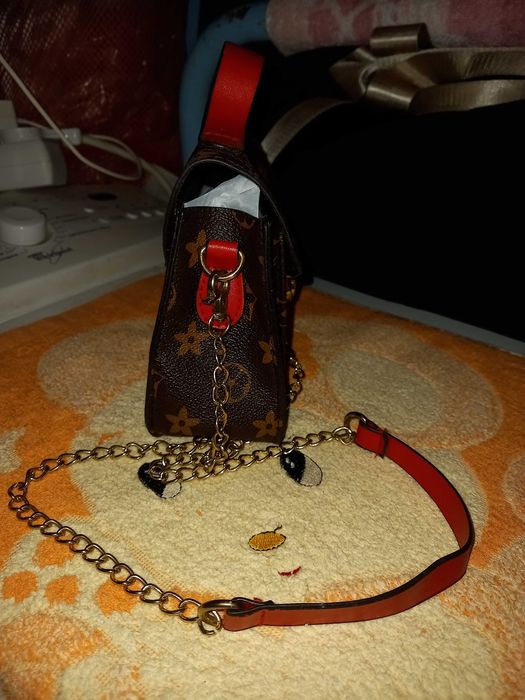 Сумочка саквояжик кожзам для мобильного и денег из Германии.Новая.