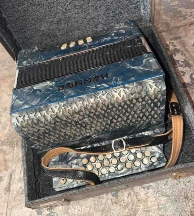 Concertina Hohner Club IV em  bom estado e pronta a tocar + mala e correias para concertina