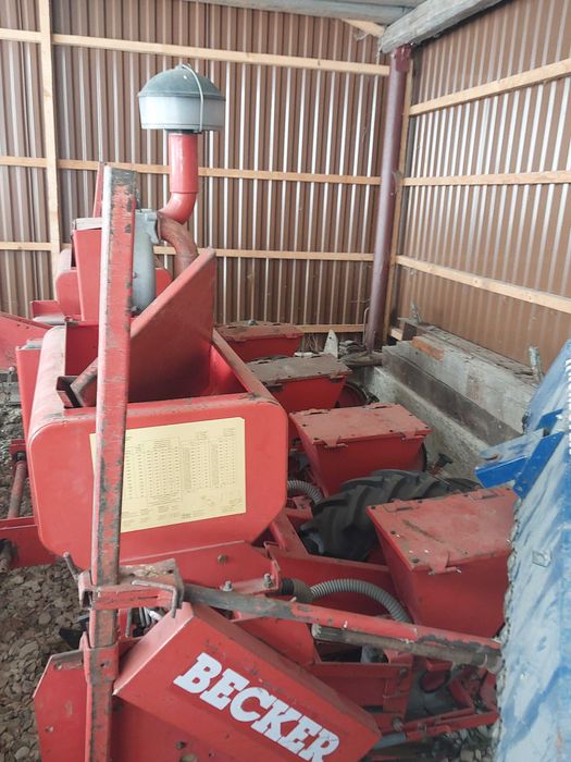 Продається сівалка кукурудзяна BECKER у відмінному стані.