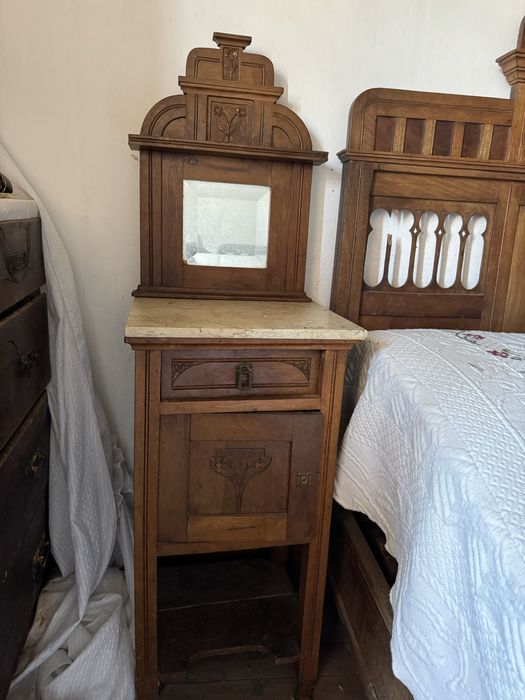 Cama e mesinhas de cabeceira antigas