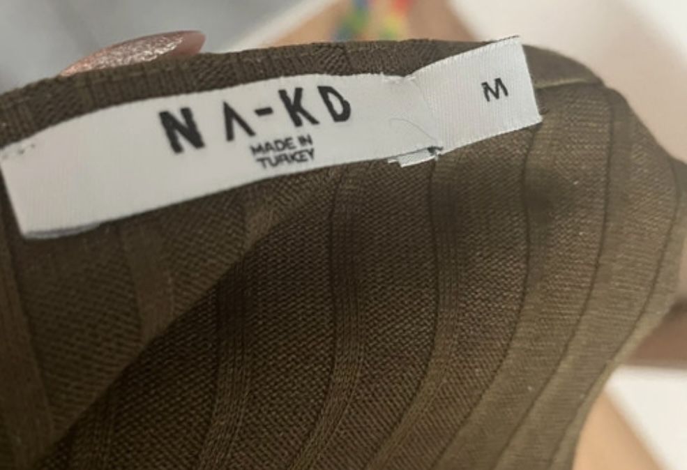 NA-KD bluzka khaki zielona kopertowa wiązana prążek prążkowana basic